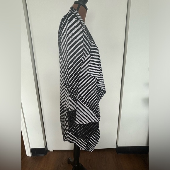 Chico’s TRAVELERS COLLECTION
Crushed Patchwork Striped Jacket size 0 - Picture 3 of 5